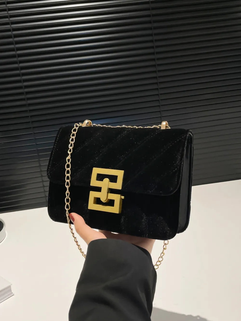 ChainAura – Minimalist Shoulder Bag